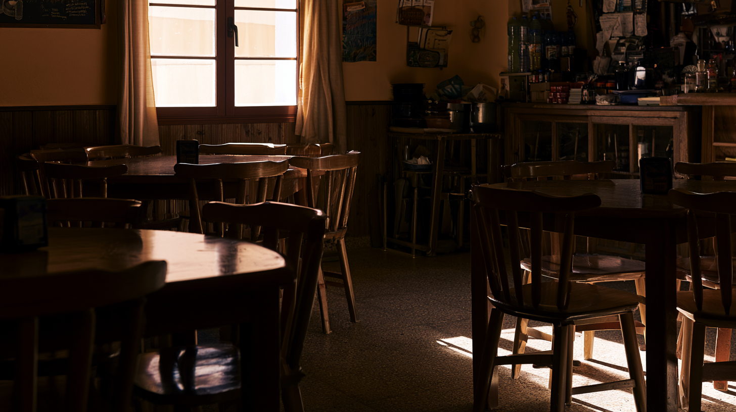 Interior cálido de un bar tradicional de pueblo con mesas de madera